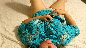 Siririca leva modelo de peitos caídos sob suéter verde ao orgasmo