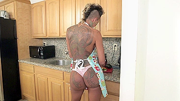 MILF tatuada de lingerie sexy tem buracos XXX dedados na cozinha