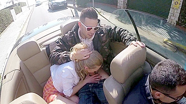 Puta perfeita mama o cara com boquete XXX no conversível em público