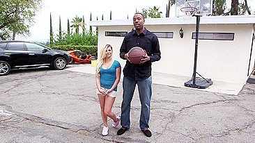 Loirinha miúda experimenta pau preto XXX na buceta apertada