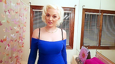 Loira graciosa tira a roupa pra provocar negão com seus peitões safados