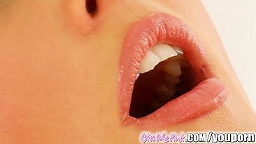 Monica Sweet pega consolo azul e mete no cu gemendo alto