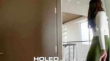 Corretora safada leva no rabo em cima da mesa de madeira