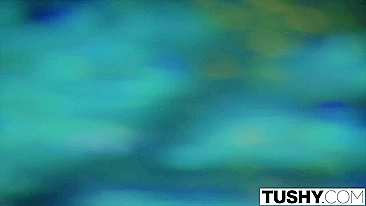 Loira sensual Scarlet Red leva no cu do marido da meia-irmã