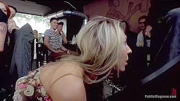 Garota mandona e seus caras provocam loirinha fofa no café