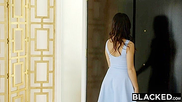 Morena linda faz acordo sexual com negão gigante