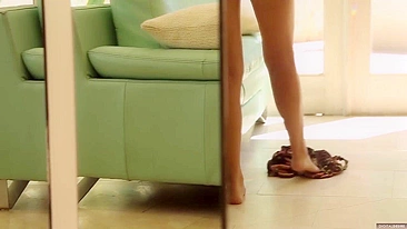 Modelo americana fofa Penelope Lynn com corpo magrinho sexy se despe e se masturba sozinha