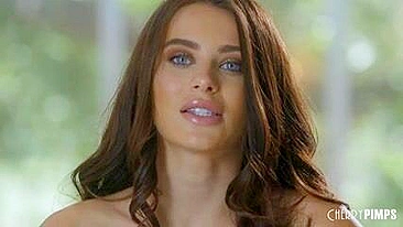 Pornstar safada Lana Rhoades se exibe com lingerie quente e salto alto