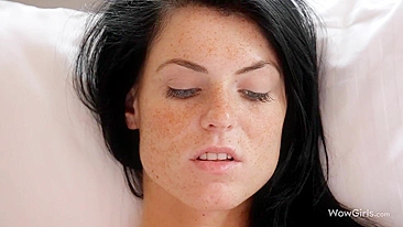 Morena sardenta usa vibrador azul pra se masturbar de quatro