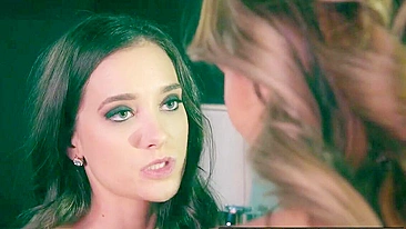 Morena e latina começam lambida de buceta no banheiro