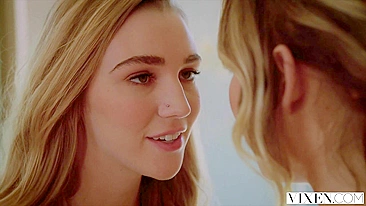 Machão atlético entra na foda lésbica com a namorada