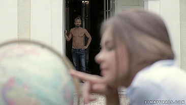 Garota esquece o mundo ao ver seu cavalheiro