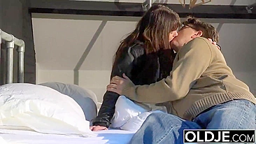 Experiência de sexo entre velho e novinha petite