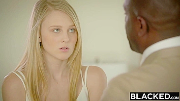 Negão de pauzão fode loirinha linda por roubar grana