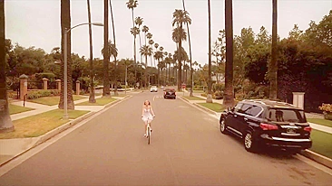 Garçonete loira de tetas naturais fodida pelo chefe velho