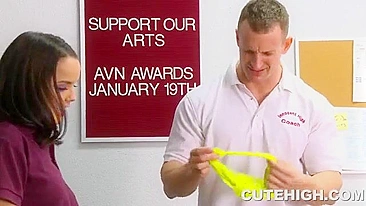 Técnico musculoso come morena colegial de peitos gostosos