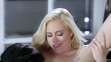 Preta safada sabe como agradar a buceta da namorada