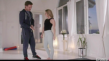 Lilly Ford com corpo flexível de novinha adora ver o instrutor de ioga gato Ryan Ryder