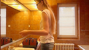 Vovô de cabelo grisalho realiza o sonho fudendo uma novinha de pernas longas em lingerie quente e goza na boca