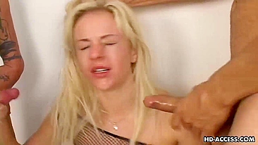 Puta Angela Stone chupa cu dos machos e tem garganta humilhada por duas piças