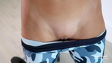 Gata maravilhosa de agasalho brinca com amante safado da enteada