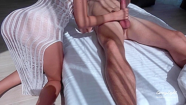 Puta envolve buceta nos lábios do pau na cama da madrasta