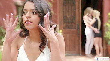 Madrasta peituda e latina se juntam à filha pra ménage safado