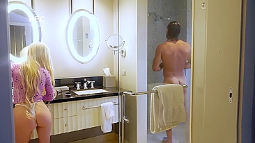 Após banho, padrasto faz sexo taboo XXX com filha safada