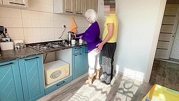 Filho vai à cozinha onde mãe cozinha pra foda anal XXX e gozada dentro