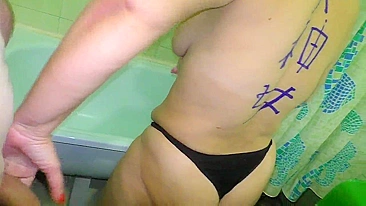 Limpeza da mãe só de calcinha provoca foda anal XXX com filho