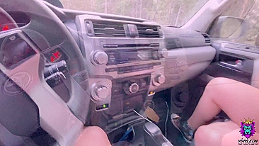 Tia rabuda mija perto do carro e mama o pau XXX do motorista