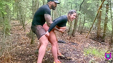 Irmãzona de bunda grande agrada irmão com boquete XXX e sexo na chuva