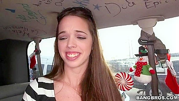 Gatinha fofa punheta e chupa pau XXX do Papai Noel pelo buraco da caixa