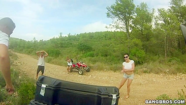 Garanhão agarra peitões da euro safada durante foda no quadriciclo