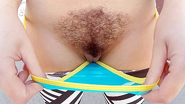 Morena excêntrica mostra ousada sua bucetinha doce em público