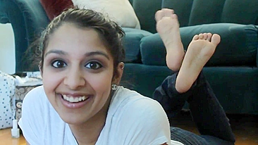 Irmãzinha desi sexy se masturbando na webcam - pornô indiano