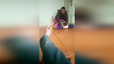 Pornô indiano: Empregada desi de 48 anos fodida pelo patrão e amigo