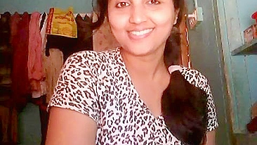 Namorada indiana mostrando peitão pro namorado safado