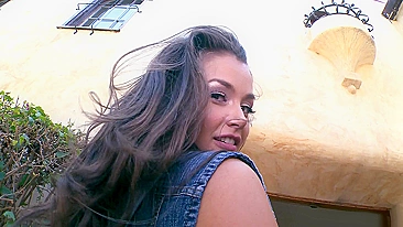 Safada balança suas delícias no caminho pro apê