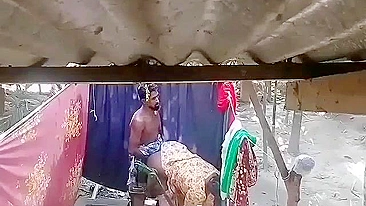 Pornô indiano XXX: Esposa desi safada fodida pelo devar ao ar livre