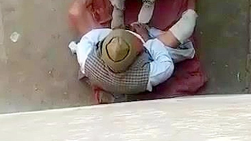 Sogro velho fode nora Desi ao ar livre, escândalo pornô indiano