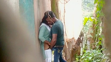 Esposa Desi safada trai com chefe do marido ao ar livre, pornô indiano