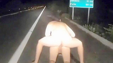 Vídeo de sexo desi ousado na estrada vai além, pornô indiano