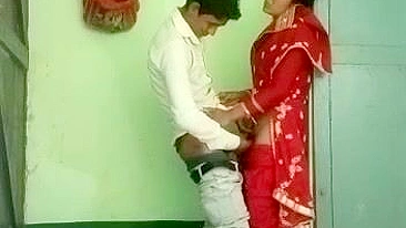 Pornô indiano XXX. Esposa desi traidora pega no flagra com amigo