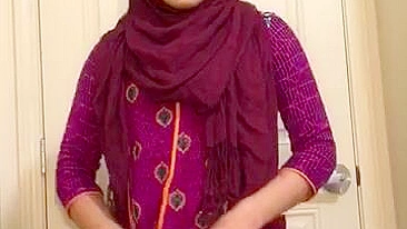 Pornô indiano XXX. Gata desi mostra peitos pro amante