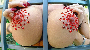 Vídeo solo XXX onde garota mostra pro irmão strass nos mamilos