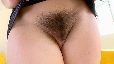 Atriz pornô levanta vestido de couro pra mostrar partes safadas