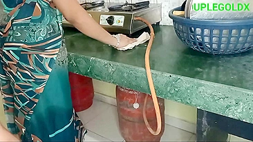 Dona de casa indiana submissa é comida pelo devar na cozinha