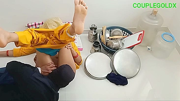 Em vez de lavar louça, tia desi transa com vizinho safado