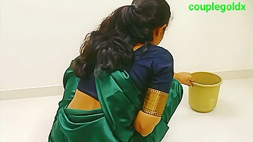 Tia para de limpar casa e leva rola do devar animado